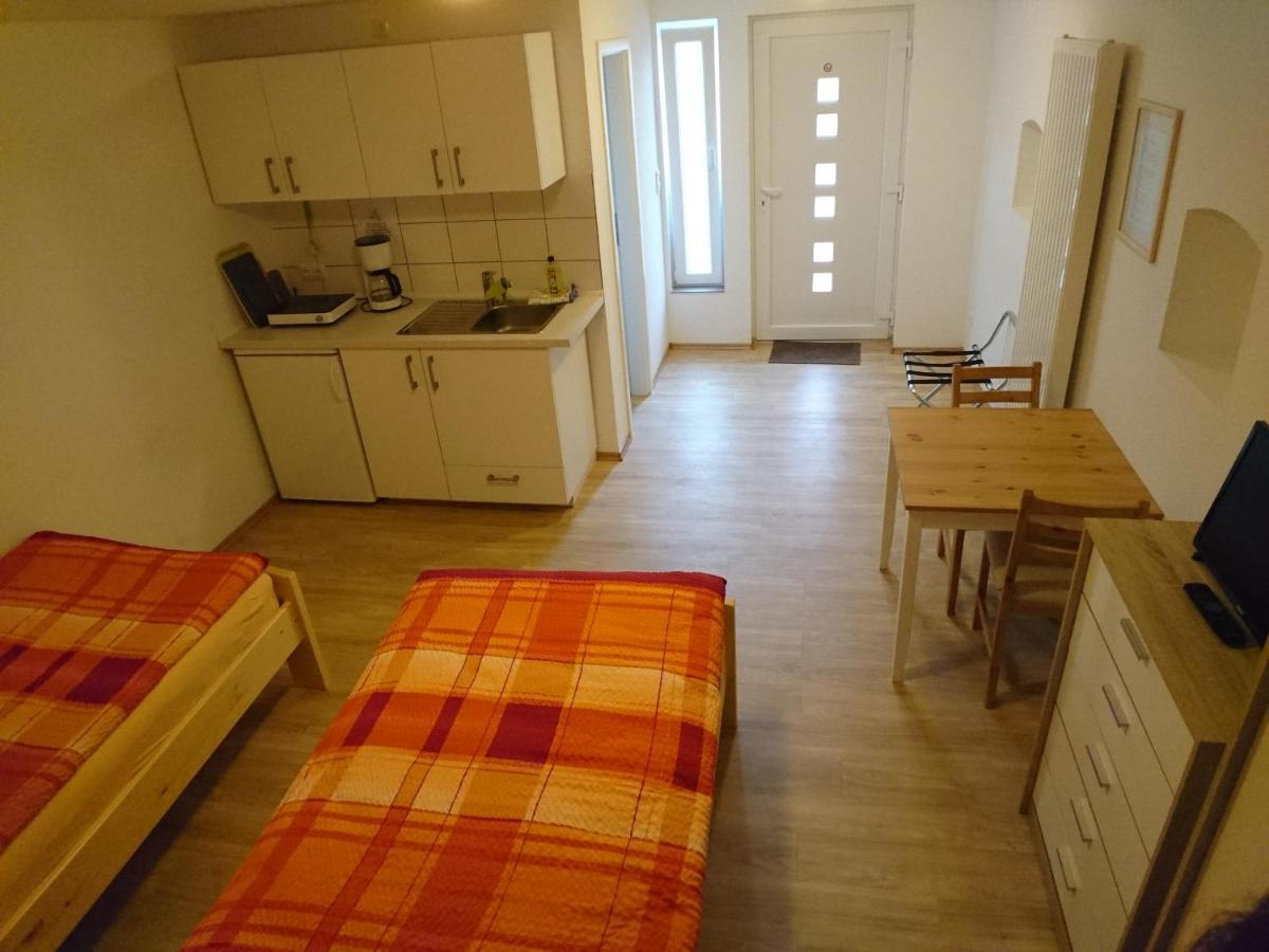 Hotel-Pension Zum Hirsch Hattersheim am Main Exteriör bild